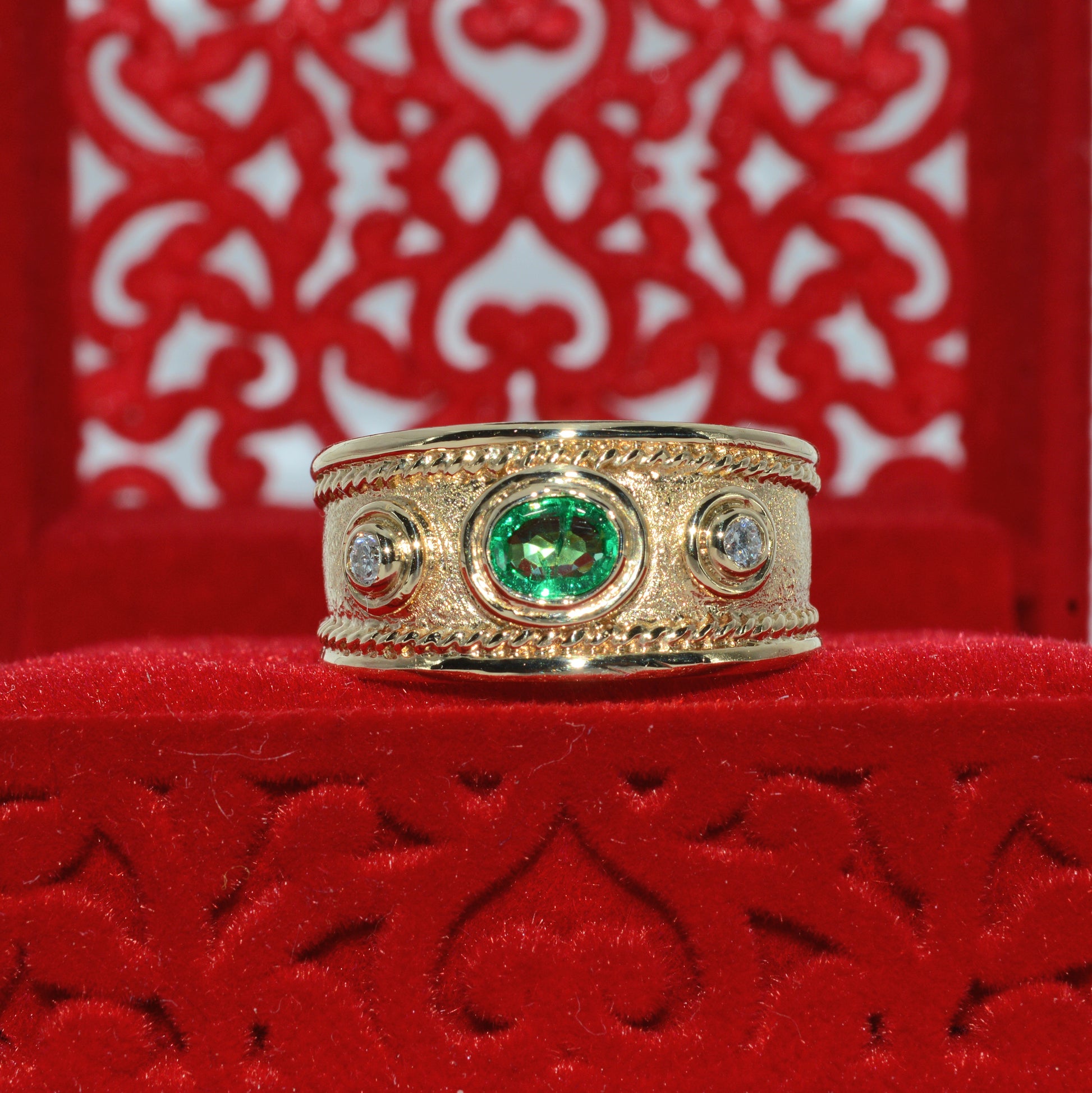 9ct Gold - Emerald & Diamond Byzantine style Ring front