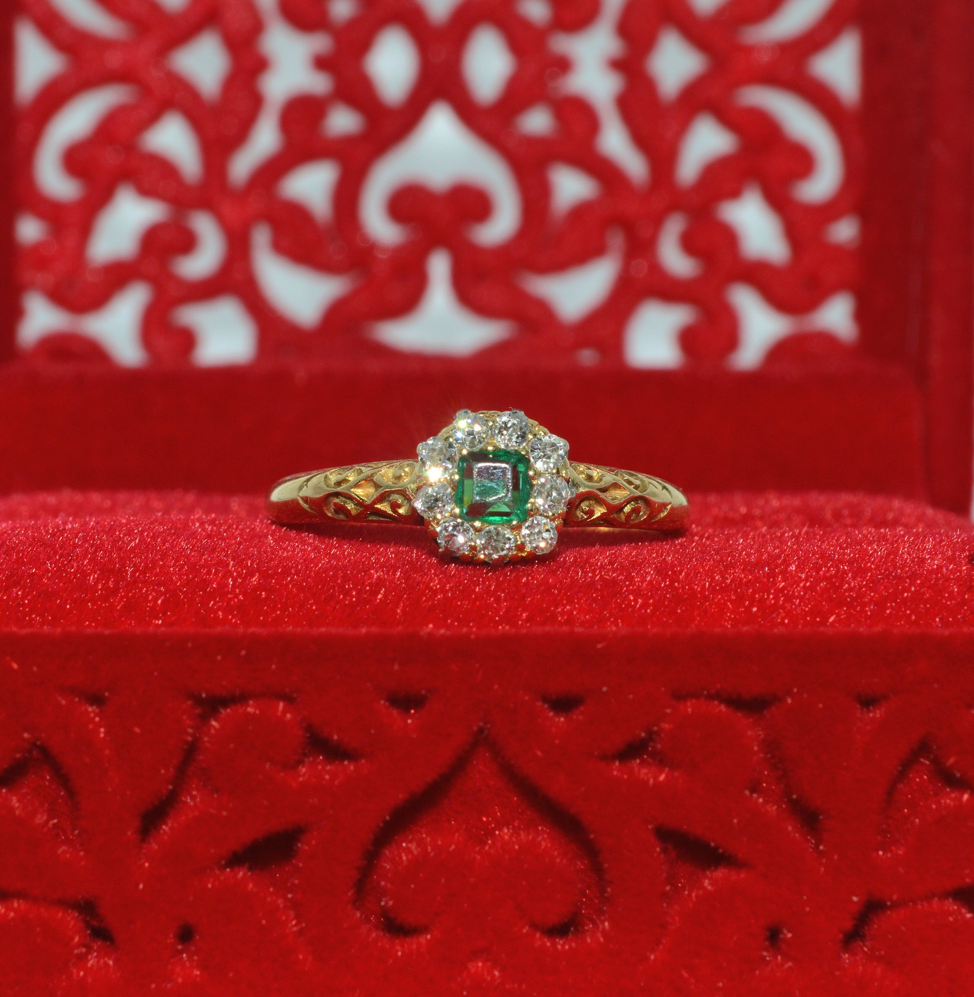 Victorian Era - Antique 18ct Gold - Emerald & Diamond Cluster Ring front