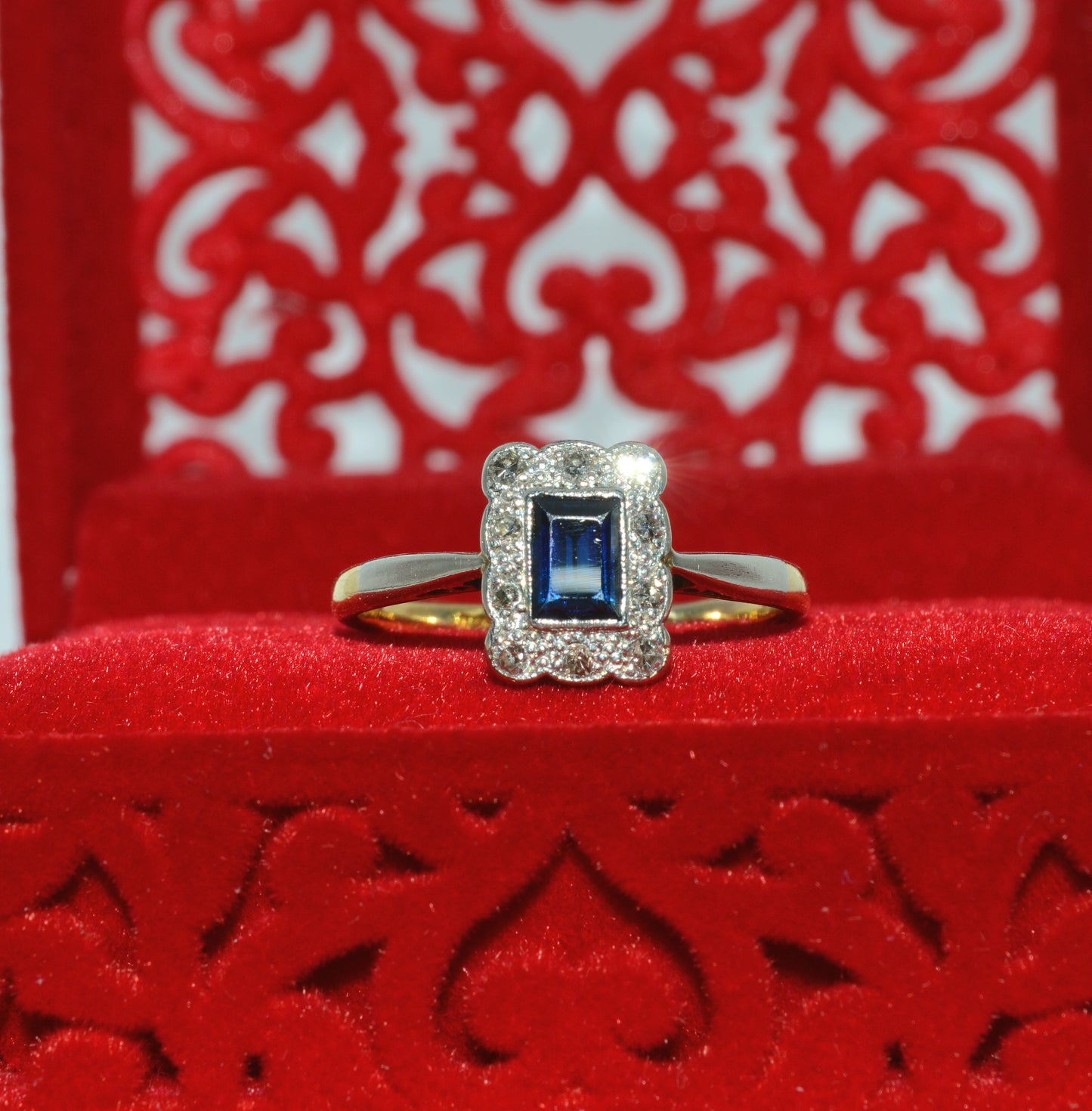 Art Deco Era - Antique 18ct Gold & Platinum - Sapphire & Diamond Cluster Ring front