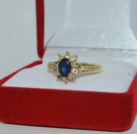 Vintage 1981 - 18ct Gold - Sapphire & Diamond Cluster Ring left