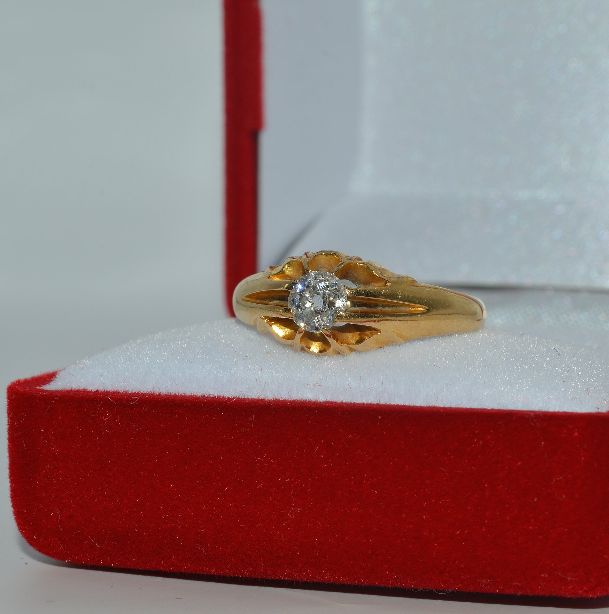 Edwardian Era - Antique 1908 - 18ct Gold Diamond Belcher Ring left