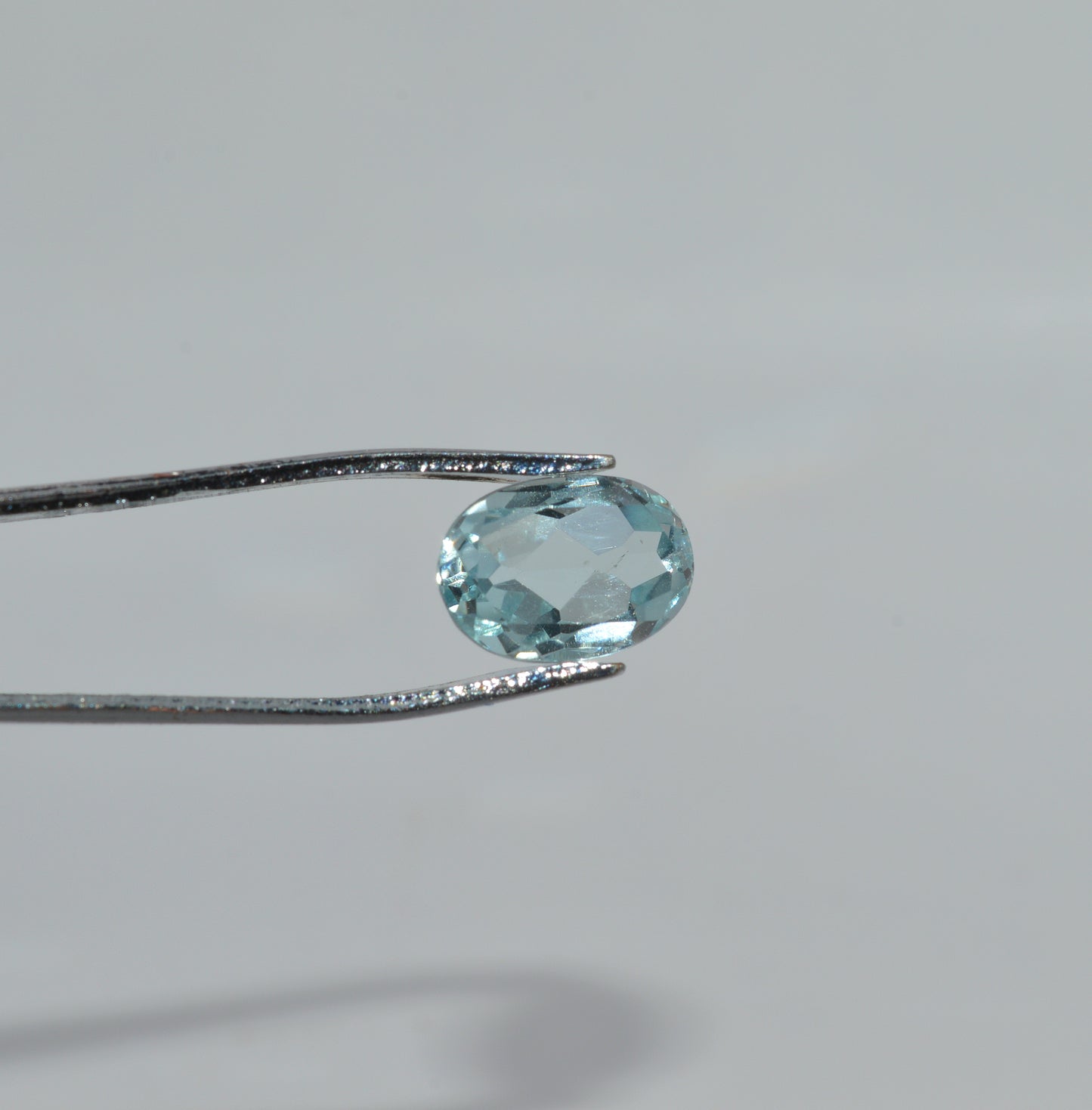 Natural Aquamarine - 2.2 Carats - Oval Cut straight on