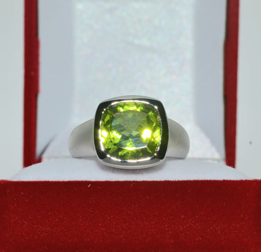 9ct White Gold - Peridot Signet Ring front