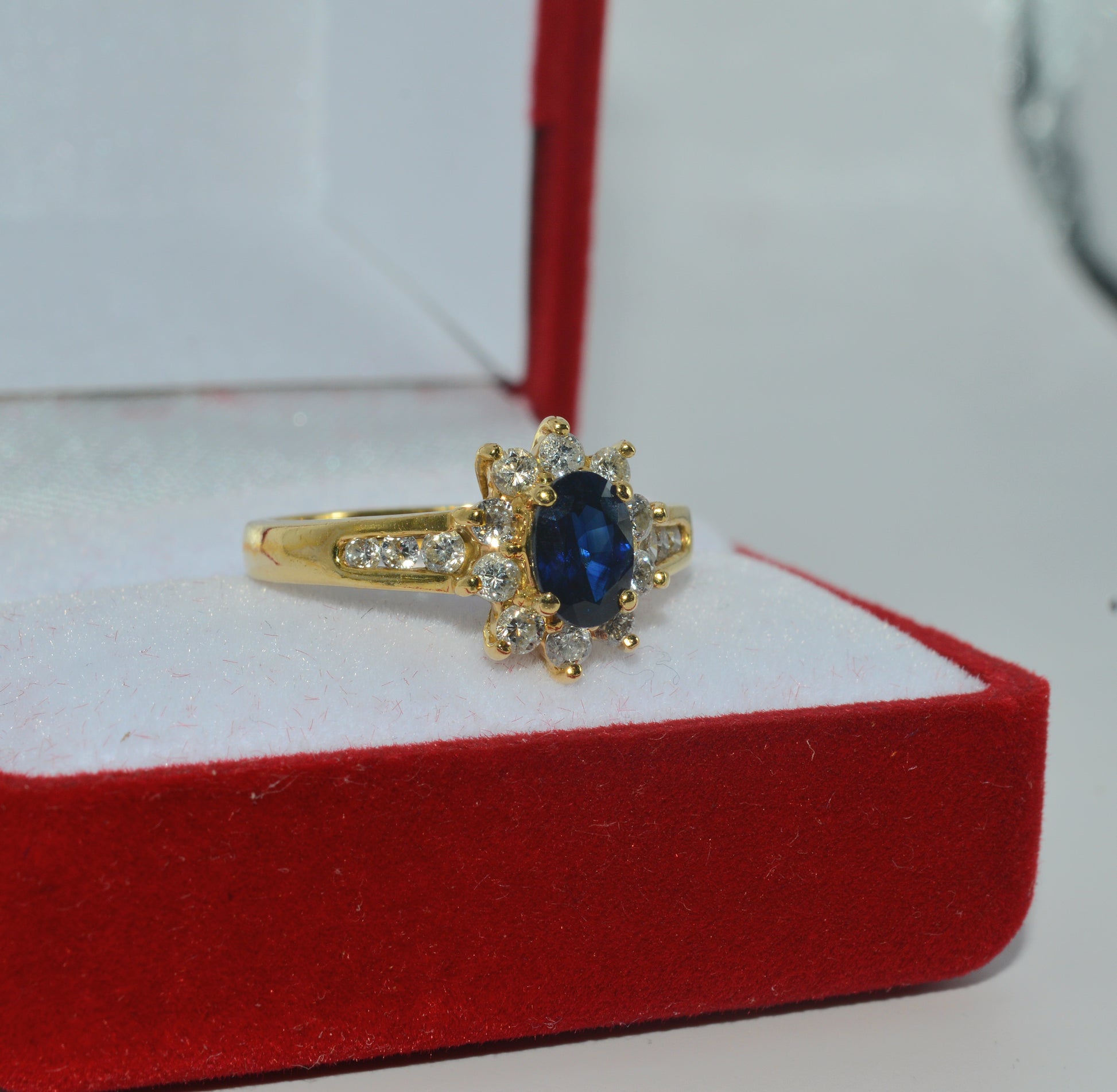 Vintage 1981 - 18ct Gold - Sapphire & Diamond Cluster Ring right