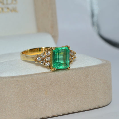 18ct Gold - Colombian Emerald & Diamond Ring right