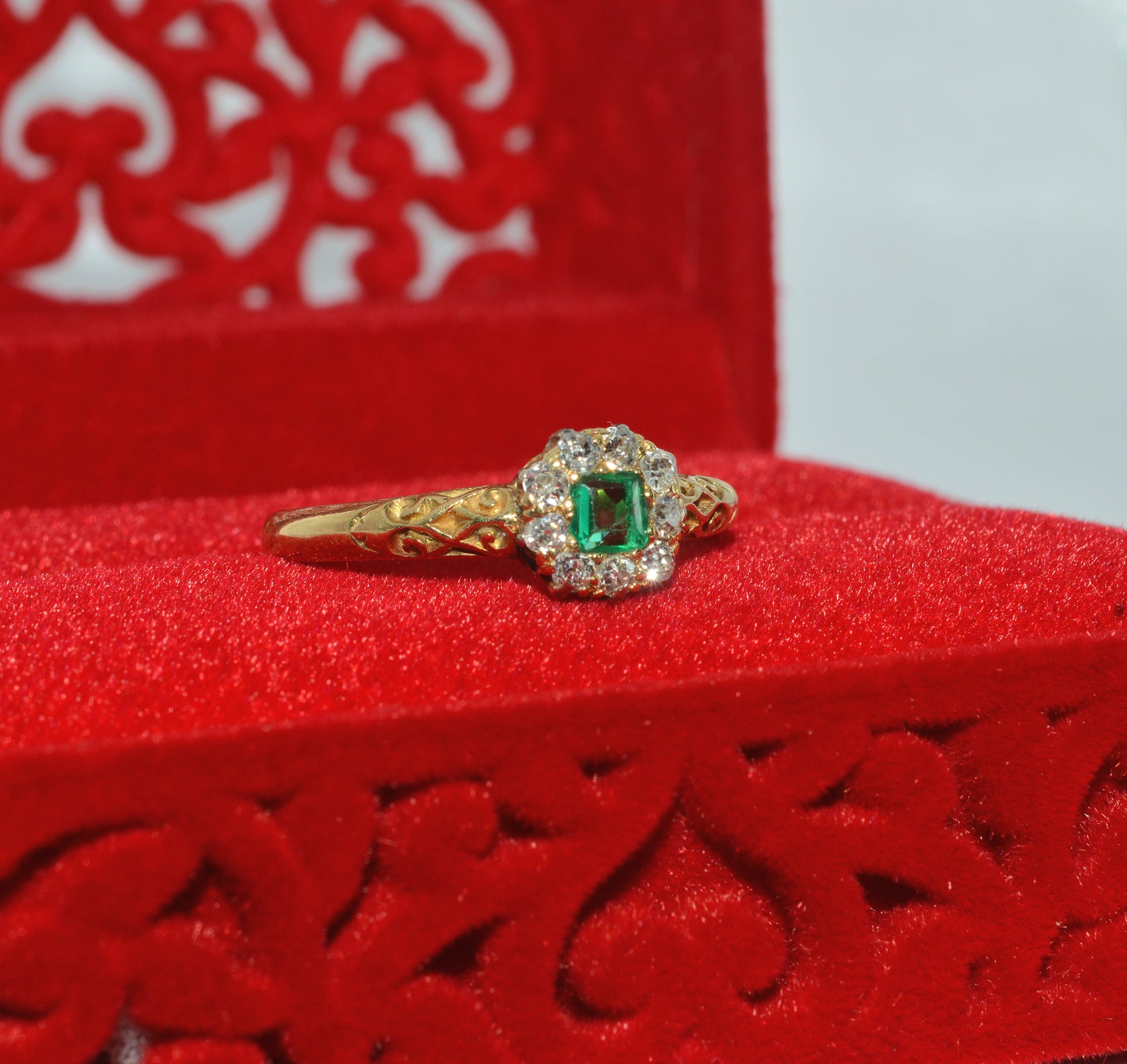 Victorian Era - Antique 18ct Gold - Emerald & Diamond Cluster Ring right