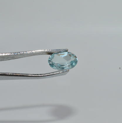 Natural Aquamarine - 2.2 Carats - Oval Cut tilt right