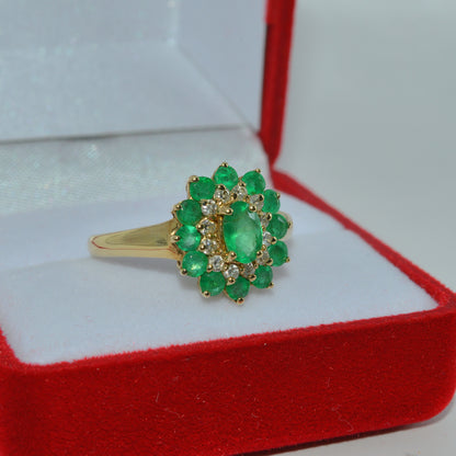 Vintage 2002 - 9ct Gold - Emerald & Diamond Cluster Ring right close