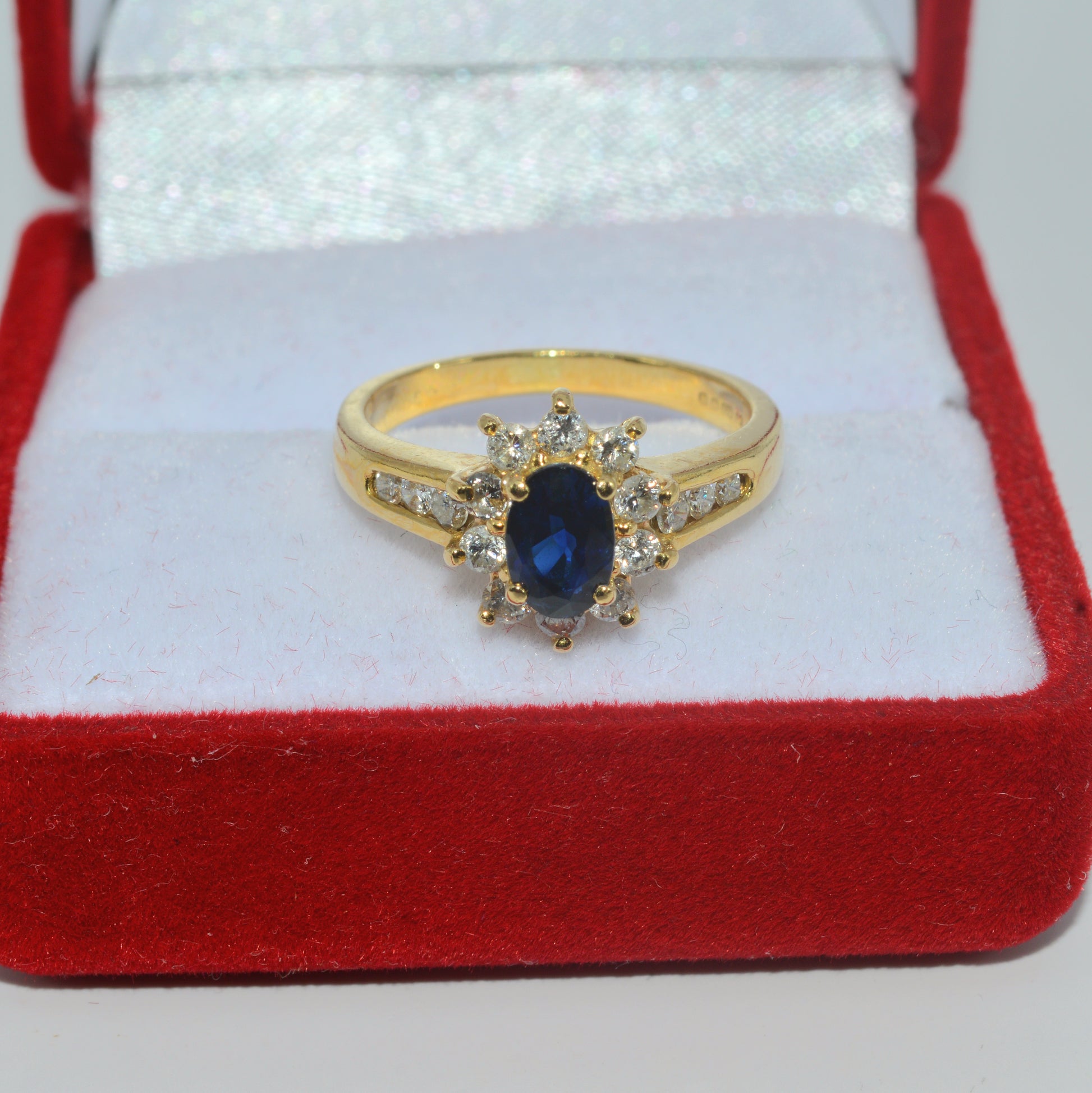 Vintage 1981 - 18ct Gold - Sapphire & Diamond Cluster Ring top