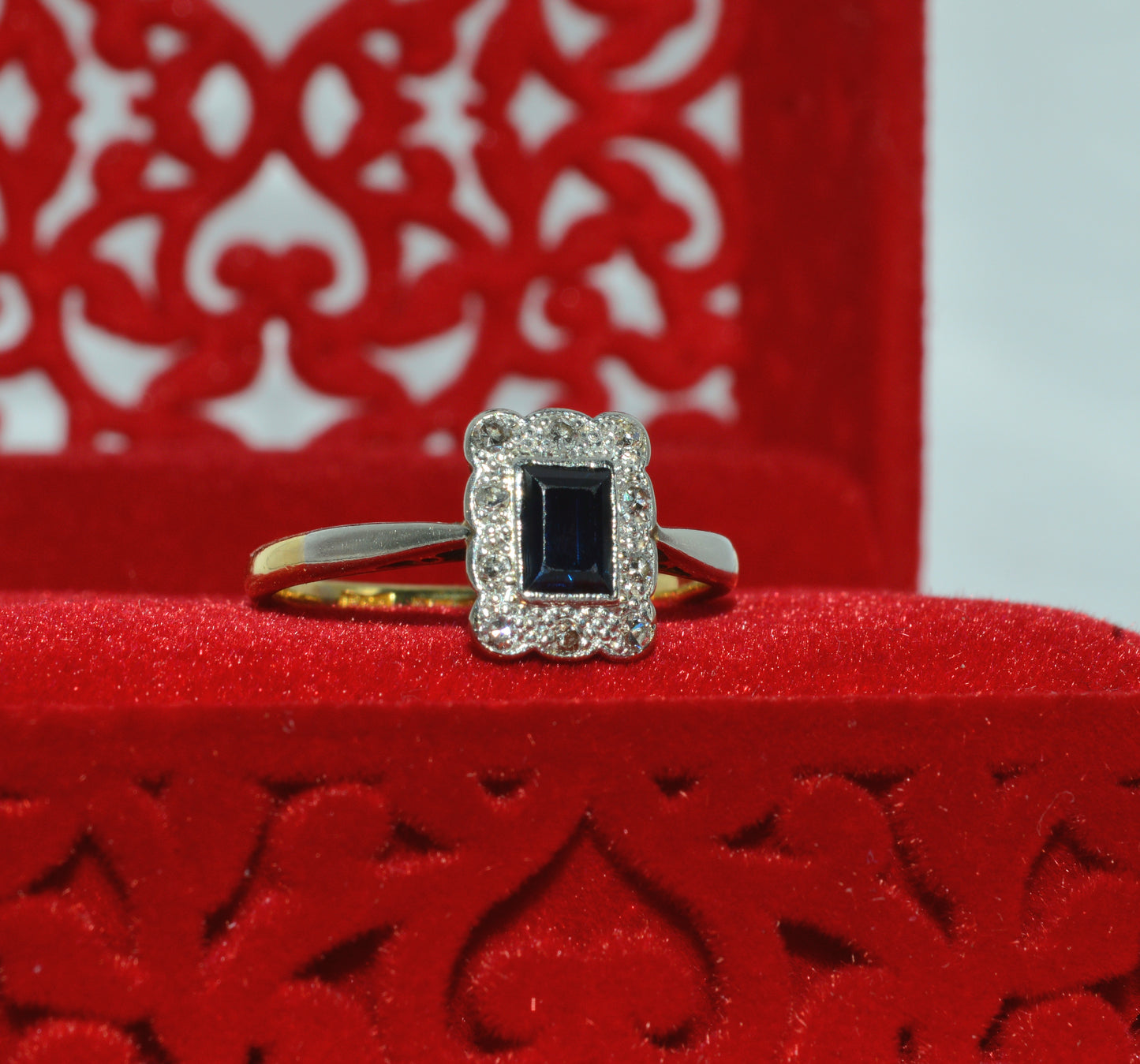 Art Deco Era - Antique 18ct Gold & Platinum - Sapphire & Diamond Cluster Ring right