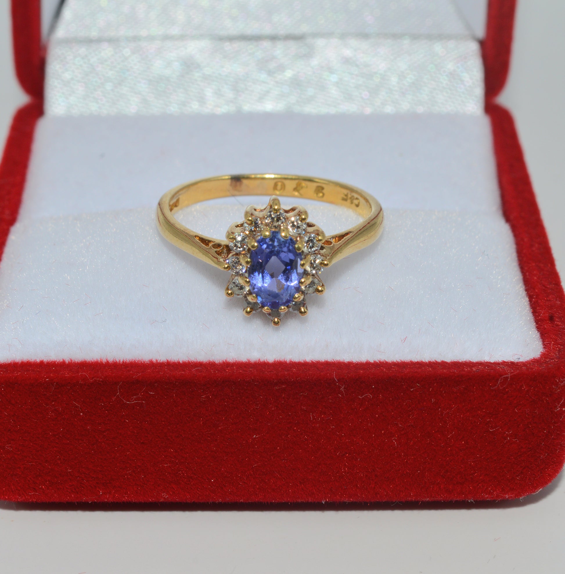 Vintage 1987 - 18ct Gold - Tanzanite & Diamond Cluster Ring front
