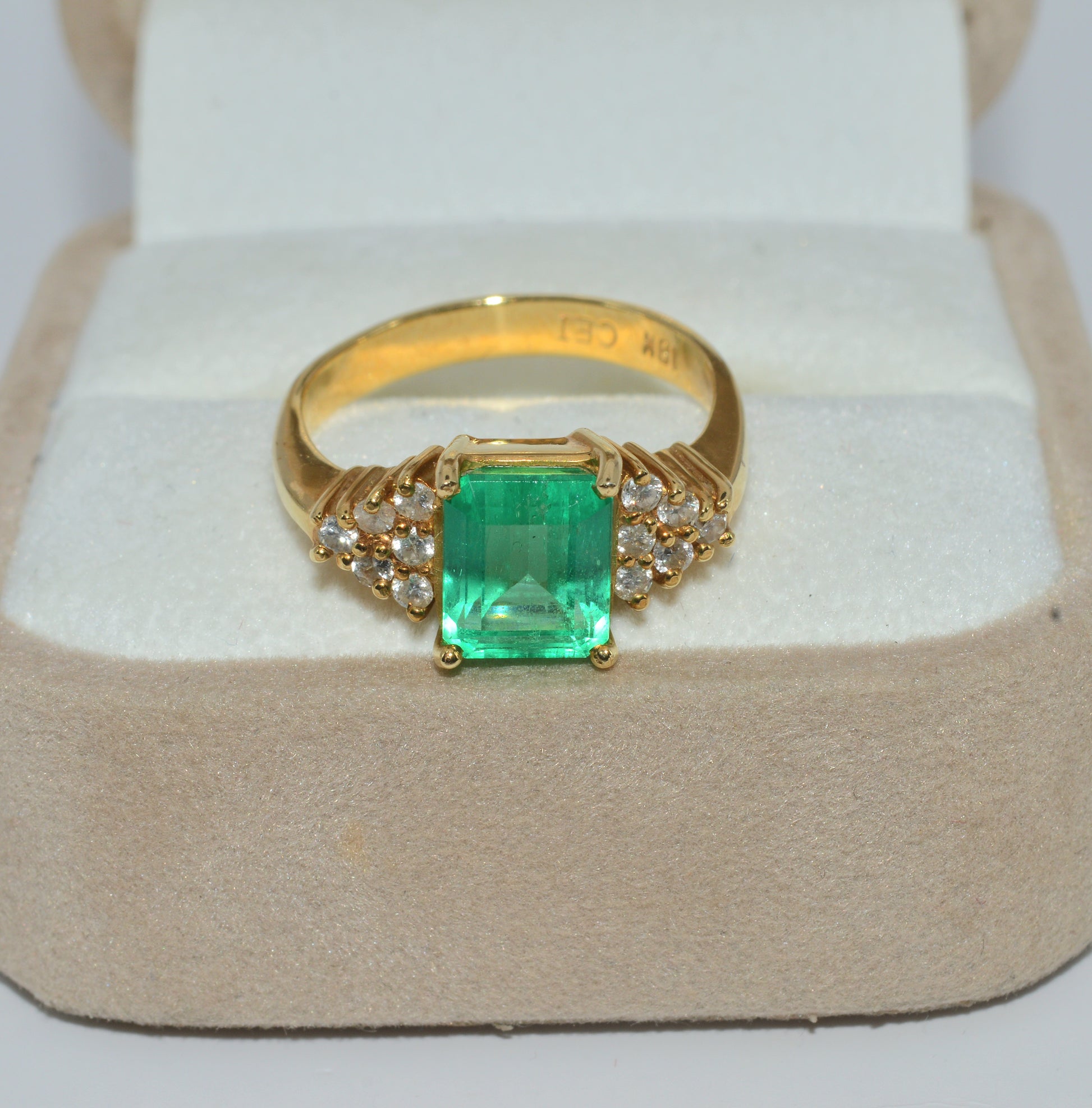 18ct Gold - Colombian Emerald & Diamond Ring top down