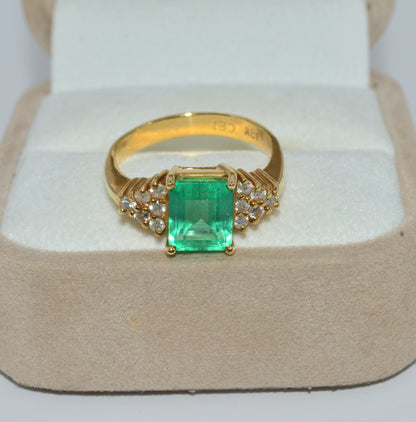 18ct Gold - Colombian Emerald & Diamond Ring top down