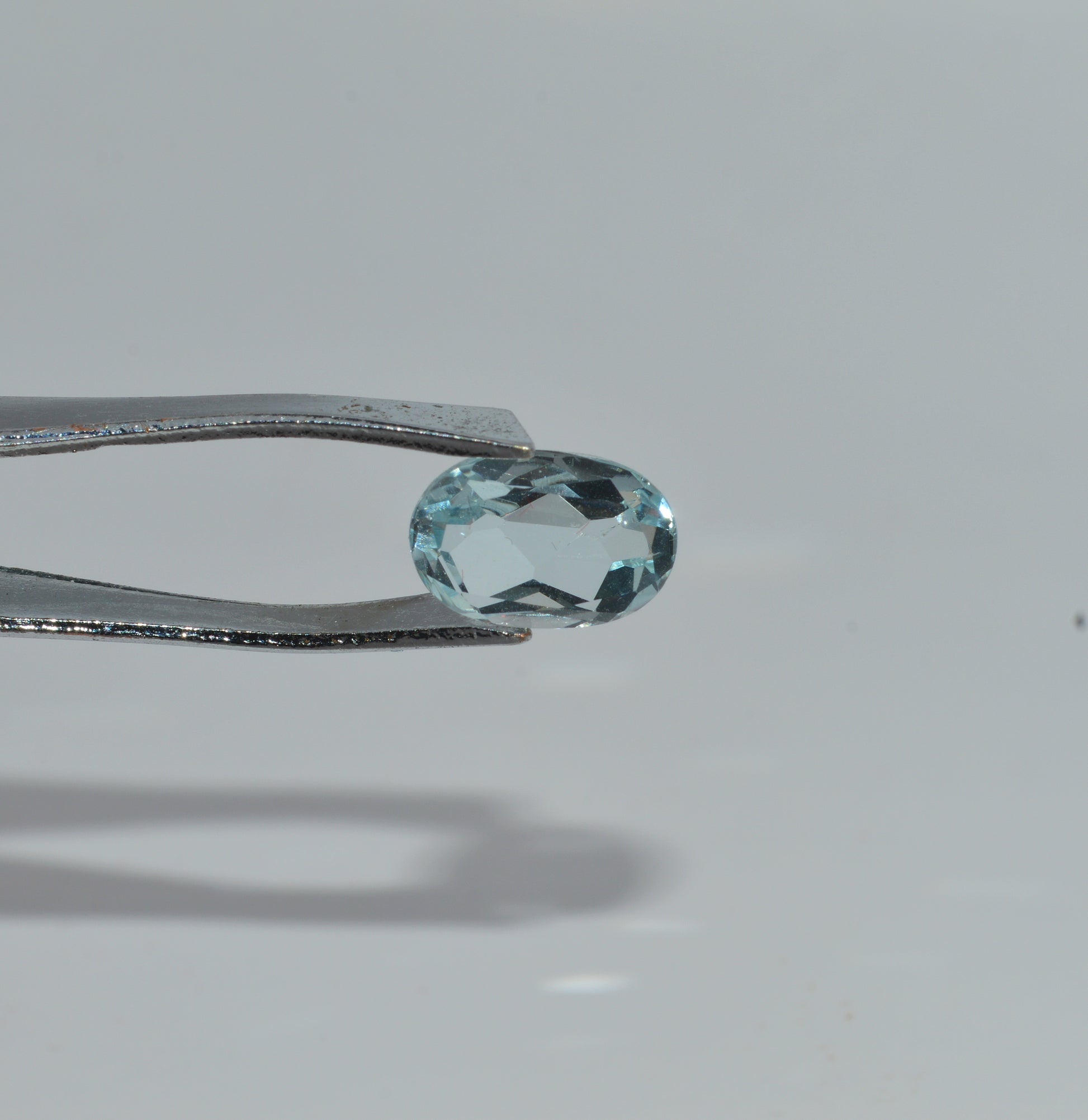 Natural Aquamarine - 2.2 Carats - Oval Cut tilt down