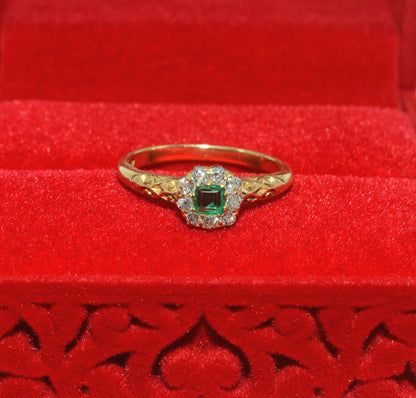 Victorian Era - Antique 18ct Gold - Emerald & Diamond Cluster Ring top