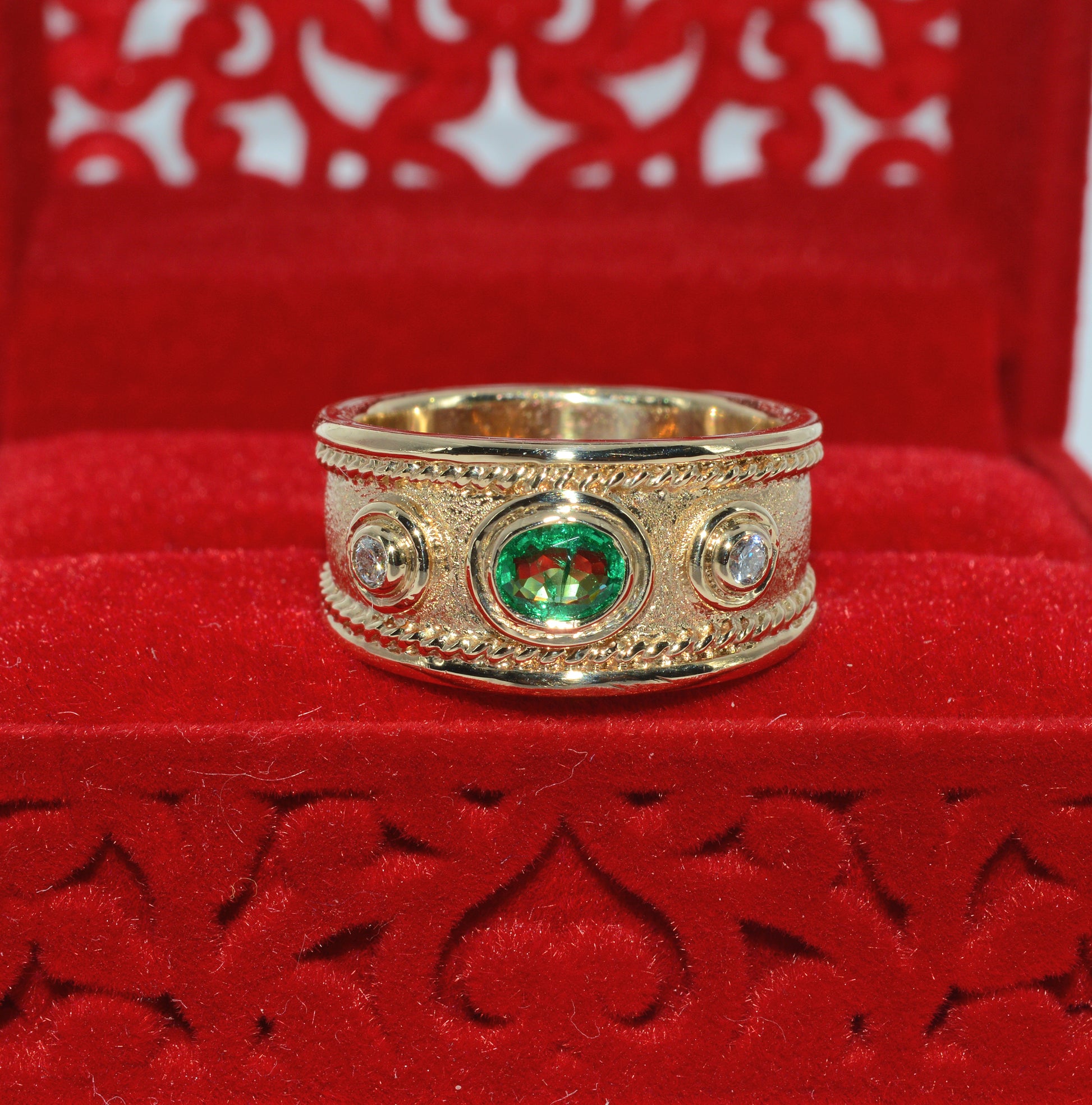 9ct Gold - Emerald & Diamond Byzantine style Ring top