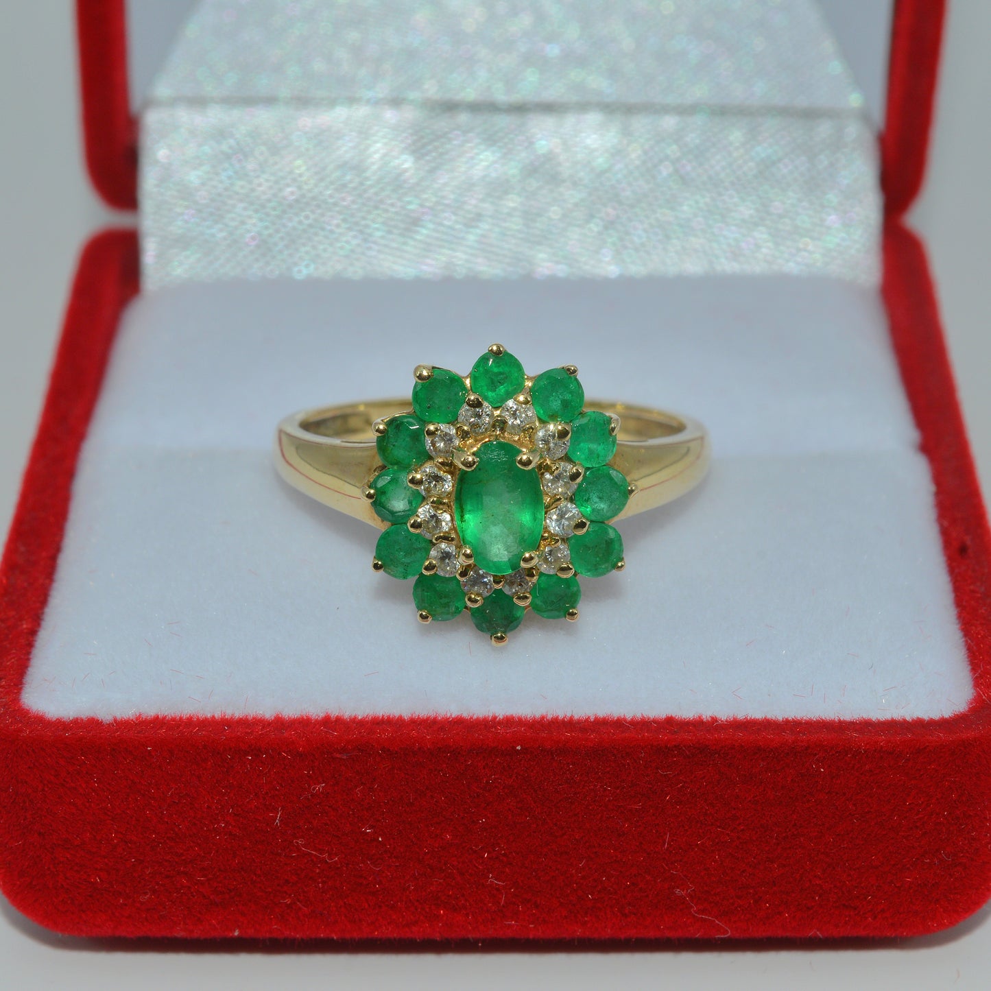 Vintage 2002 - 9ct Gold - Emerald & Diamond Cluster Ring top down close