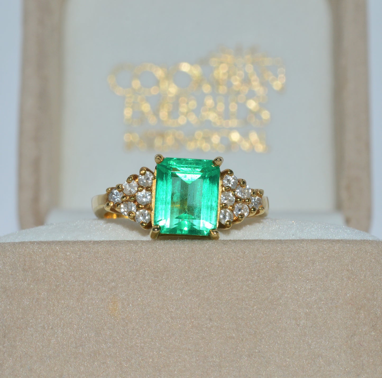 18ct Gold - Colombian Emerald & Diamond Ring glowing front