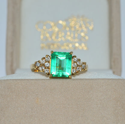 18ct Gold - Colombian Emerald & Diamond Ring glowing front