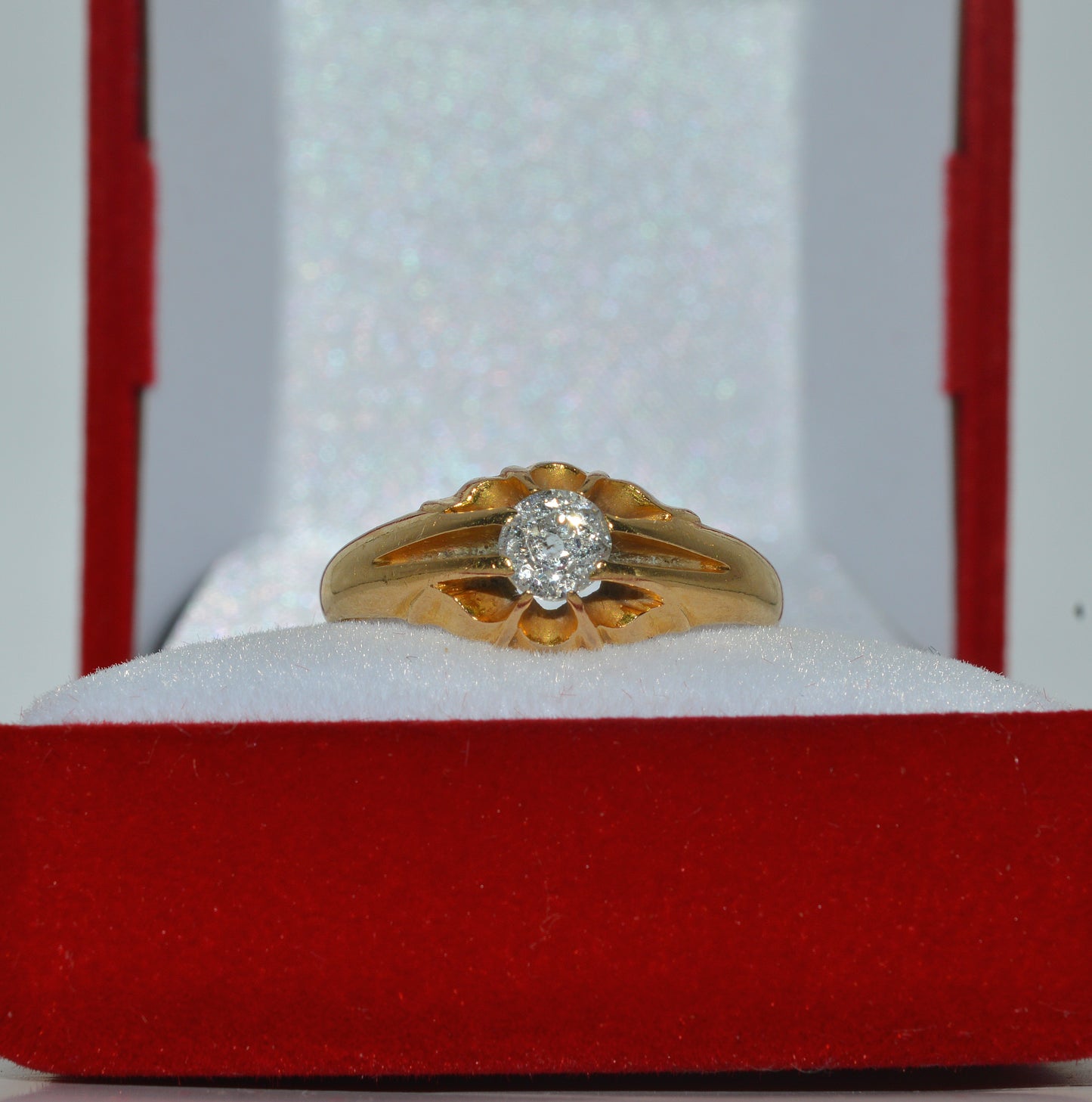 Edwardian Era - Antique 1908 - 18ct Gold Diamond Belcher Ring up