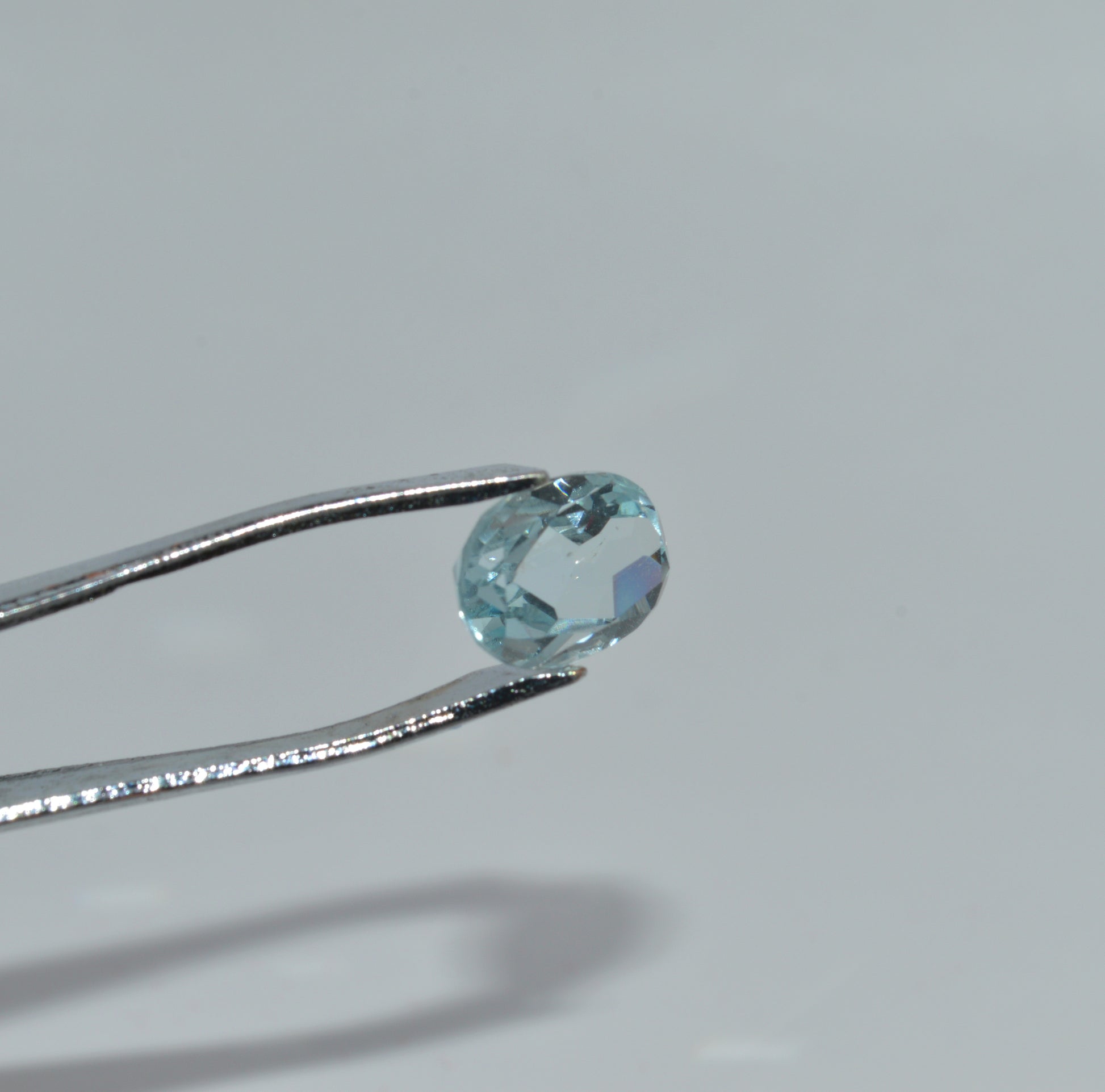 Natural Aquamarine - 2.2 Carats - Oval Cut tilt right