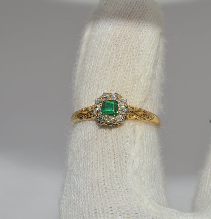 Victorian Era - Antique 18ct Gold - Emerald & Diamond Cluster Ring finger top down