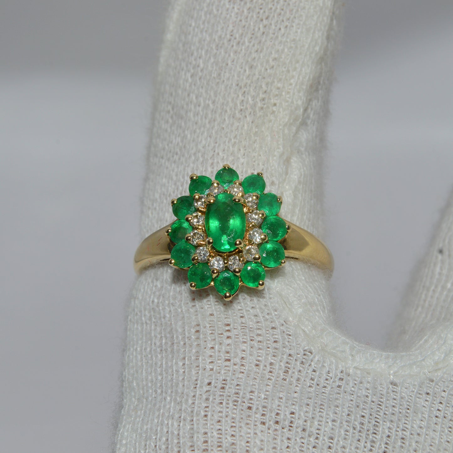 Vintage 2002 - 9ct Gold - Emerald & Diamond Cluster Ring finger top down