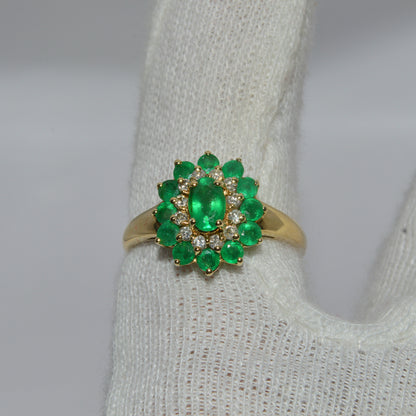 Vintage 2002 - 9ct Gold - Emerald & Diamond Cluster Ring finger top down