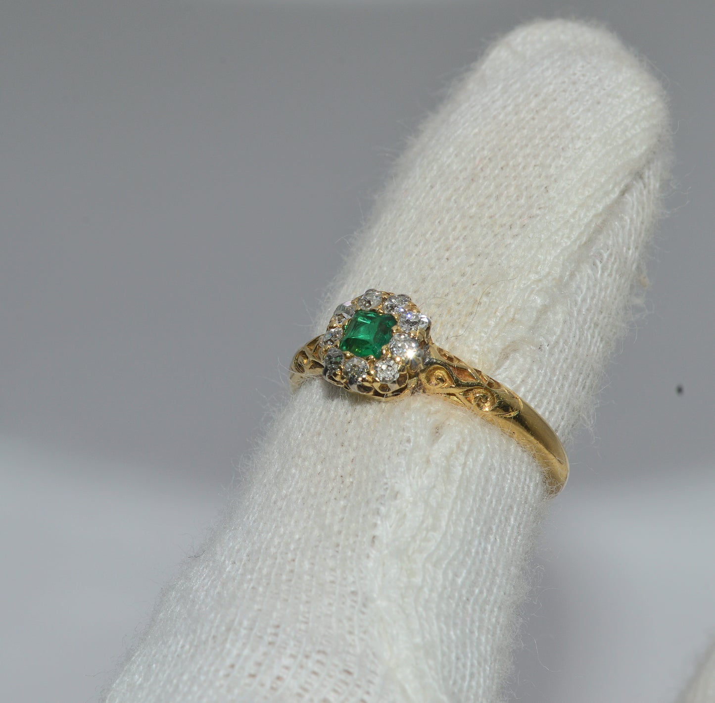 Victorian Era - Antique 18ct Gold - Emerald & Diamond Cluster Ring finger left