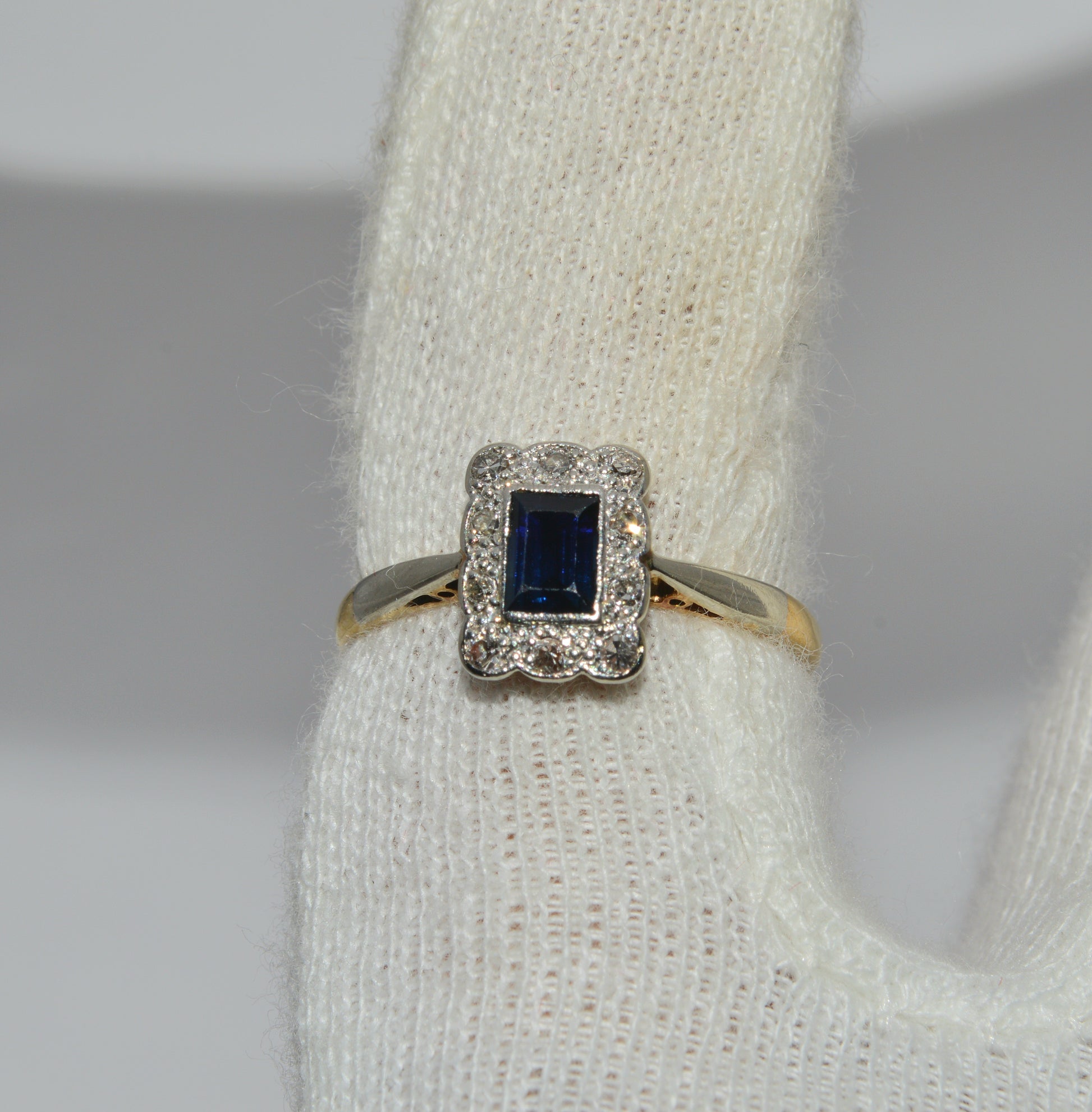 Art Deco Era - Antique 18ct Gold & Platinum - Sapphire & Diamond Cluster Ring finger top down