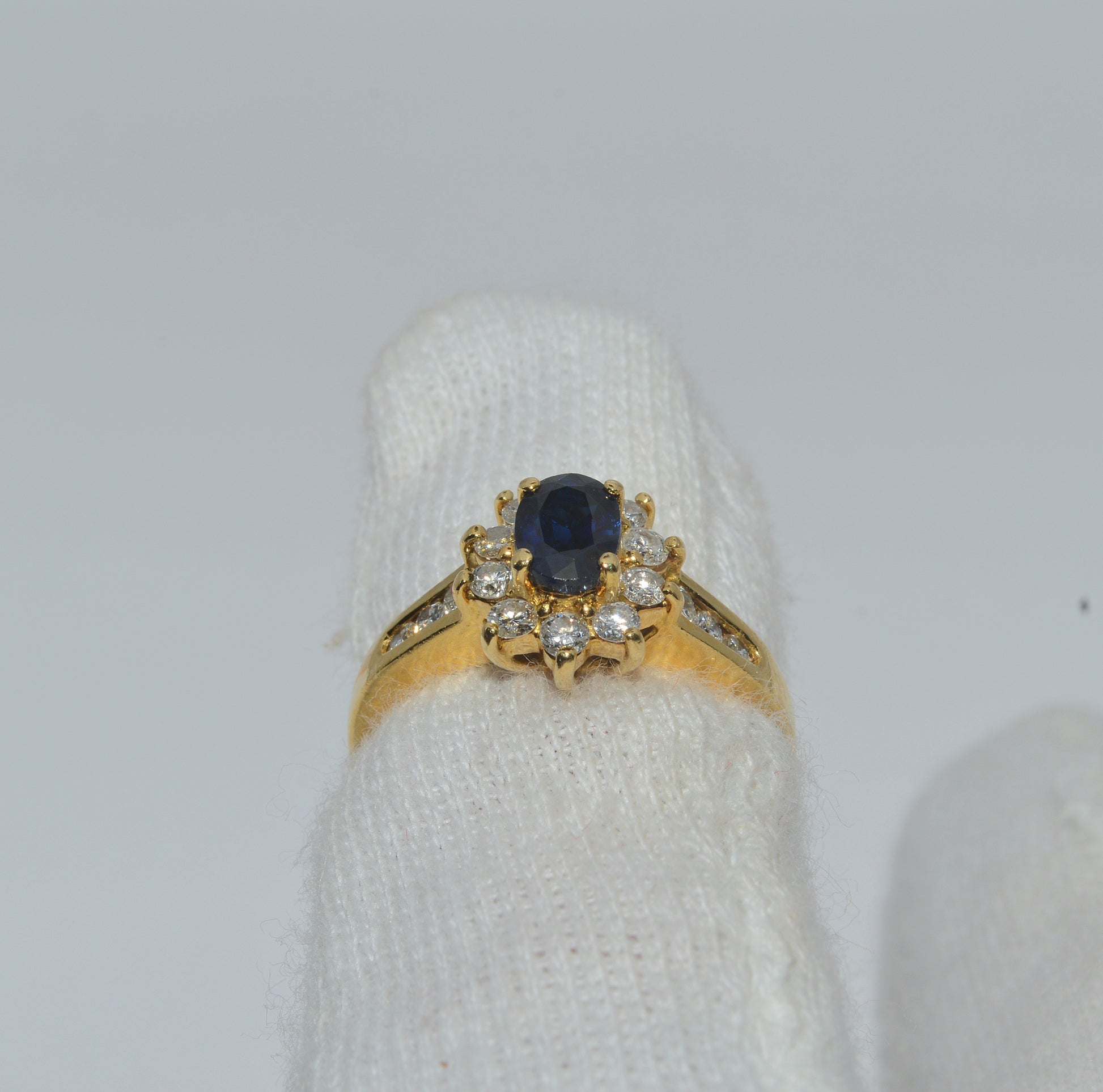 Vintage 1981 - 18ct Gold - Sapphire & Diamond Cluster Ring finger back