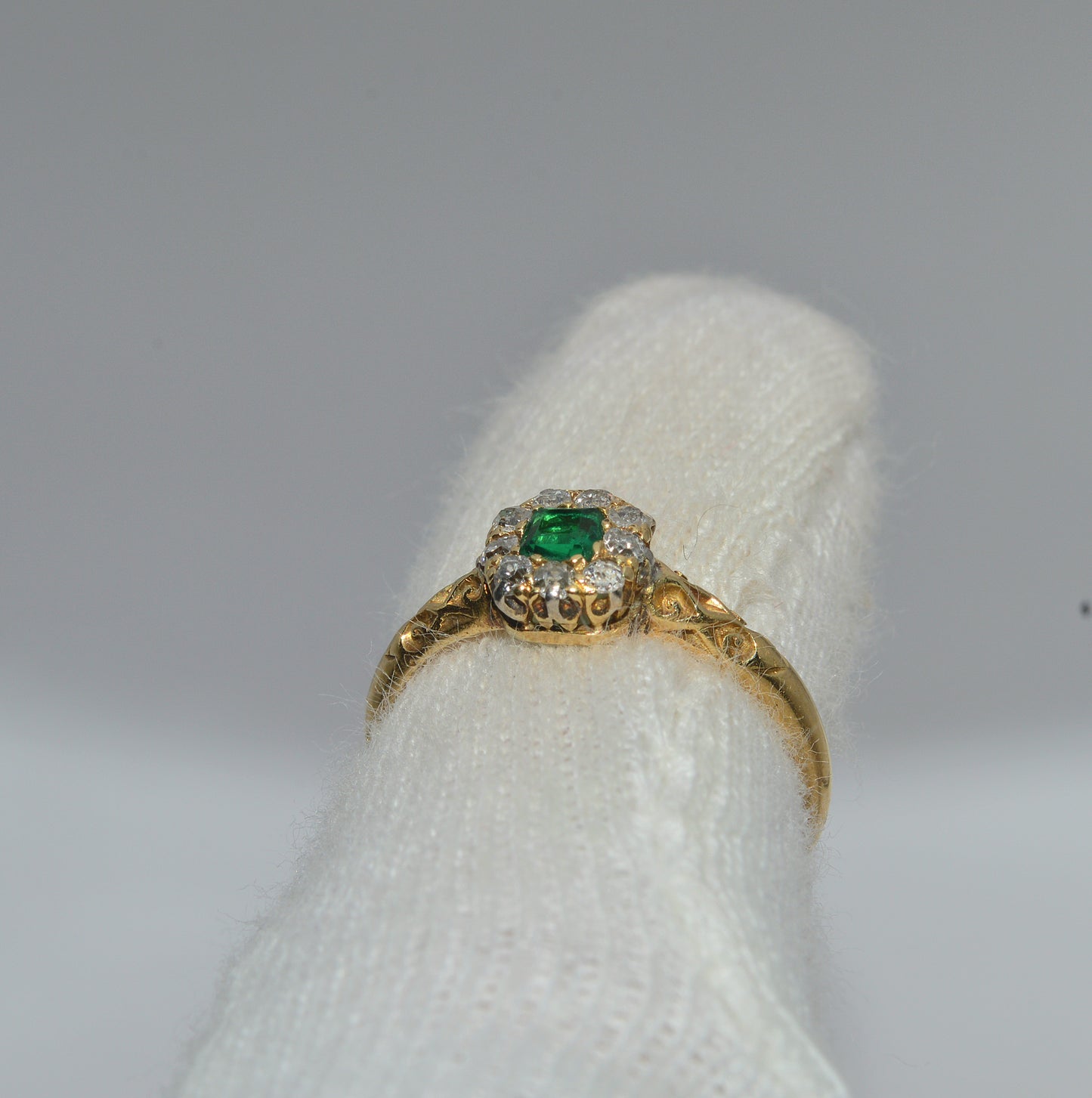 Victorian Era - Antique 18ct Gold - Emerald & Diamond Cluster Ring finger rear