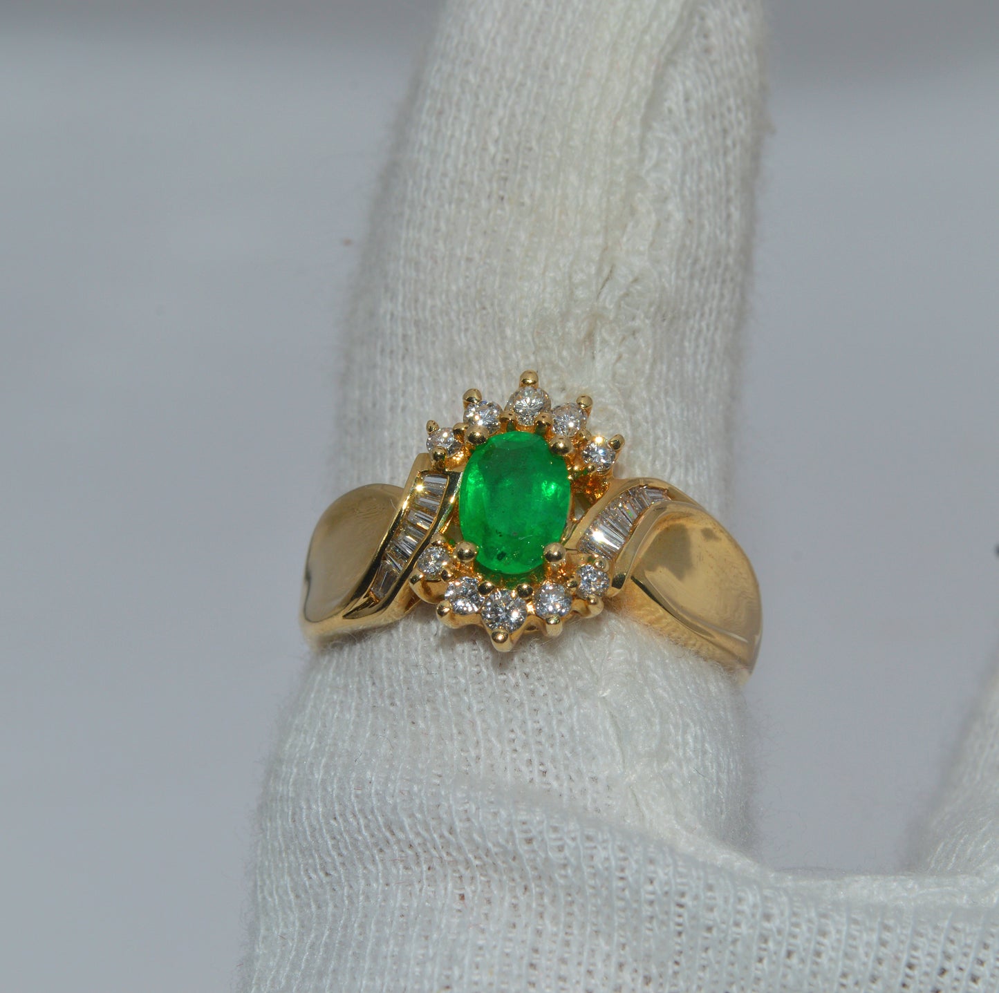 14ct Gold - Emerald & Diamond Ring finger top dowm