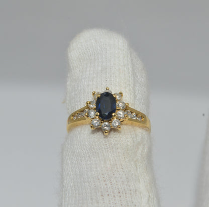 Vintage 1981 - 18ct Gold - Sapphire & Diamond Cluster Ring finger top