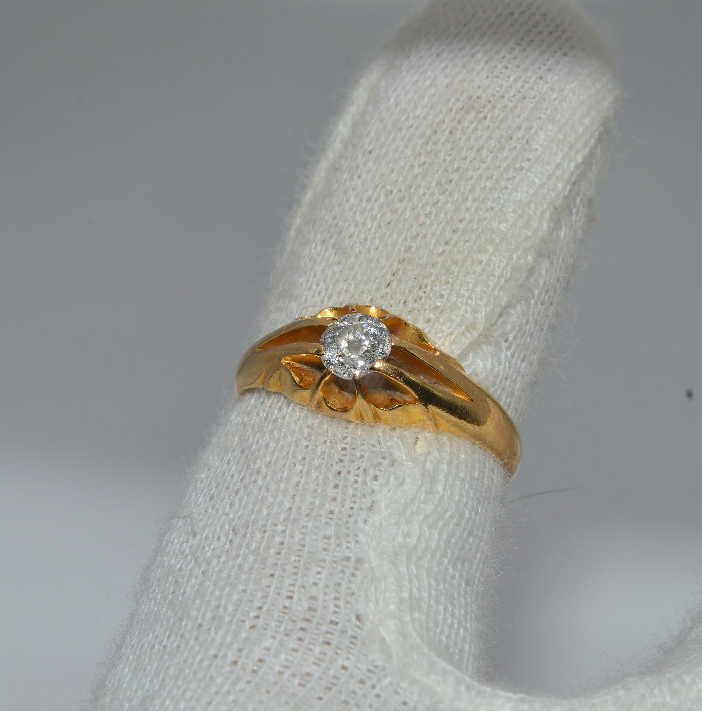 Edwardian Era - Antique 1908 - 18ct Gold Diamond Belcher Ring finger left