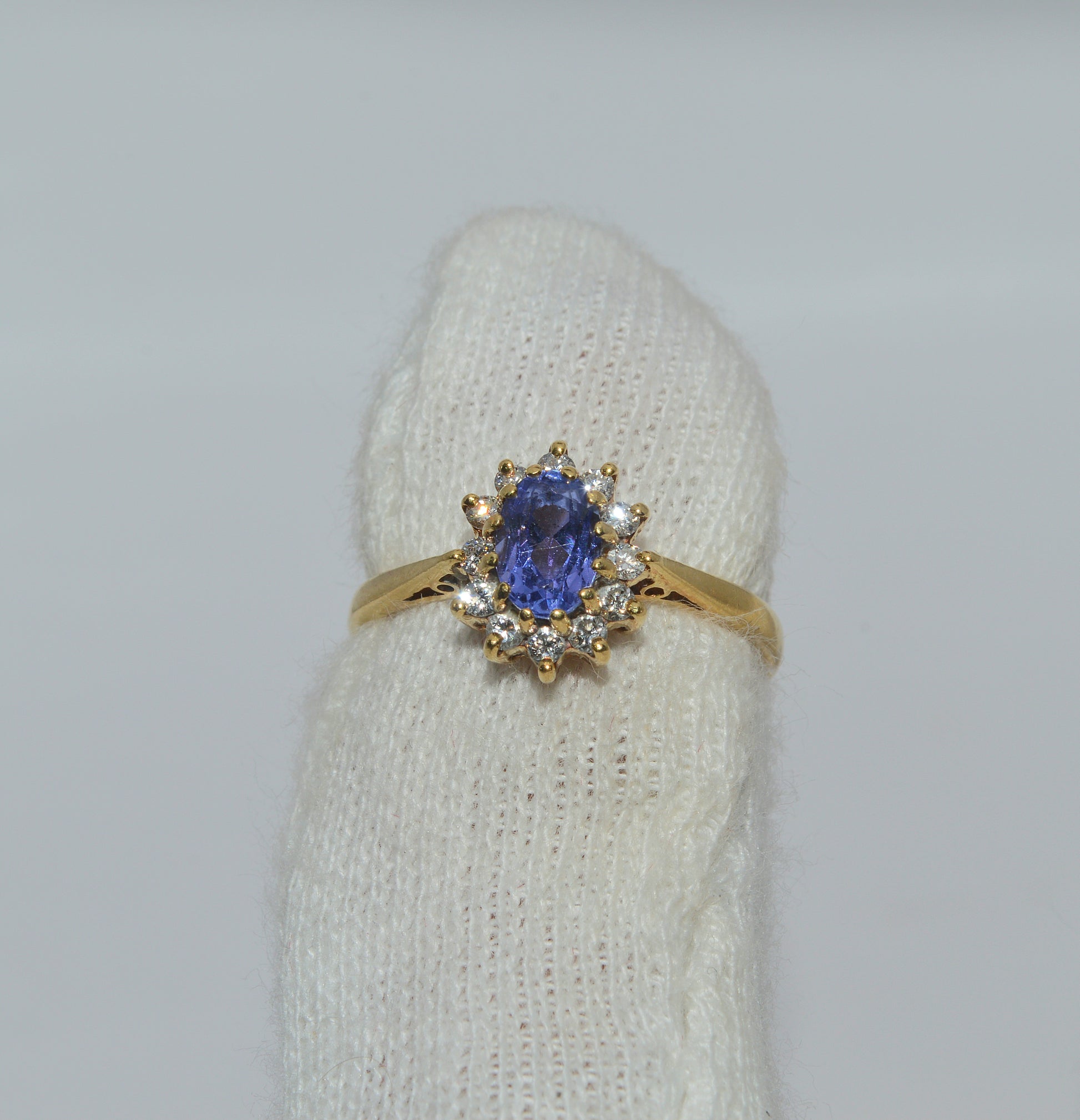 Vintage 1987 - 18ct Gold - Tanzanite & Diamond Cluster Ring finger top