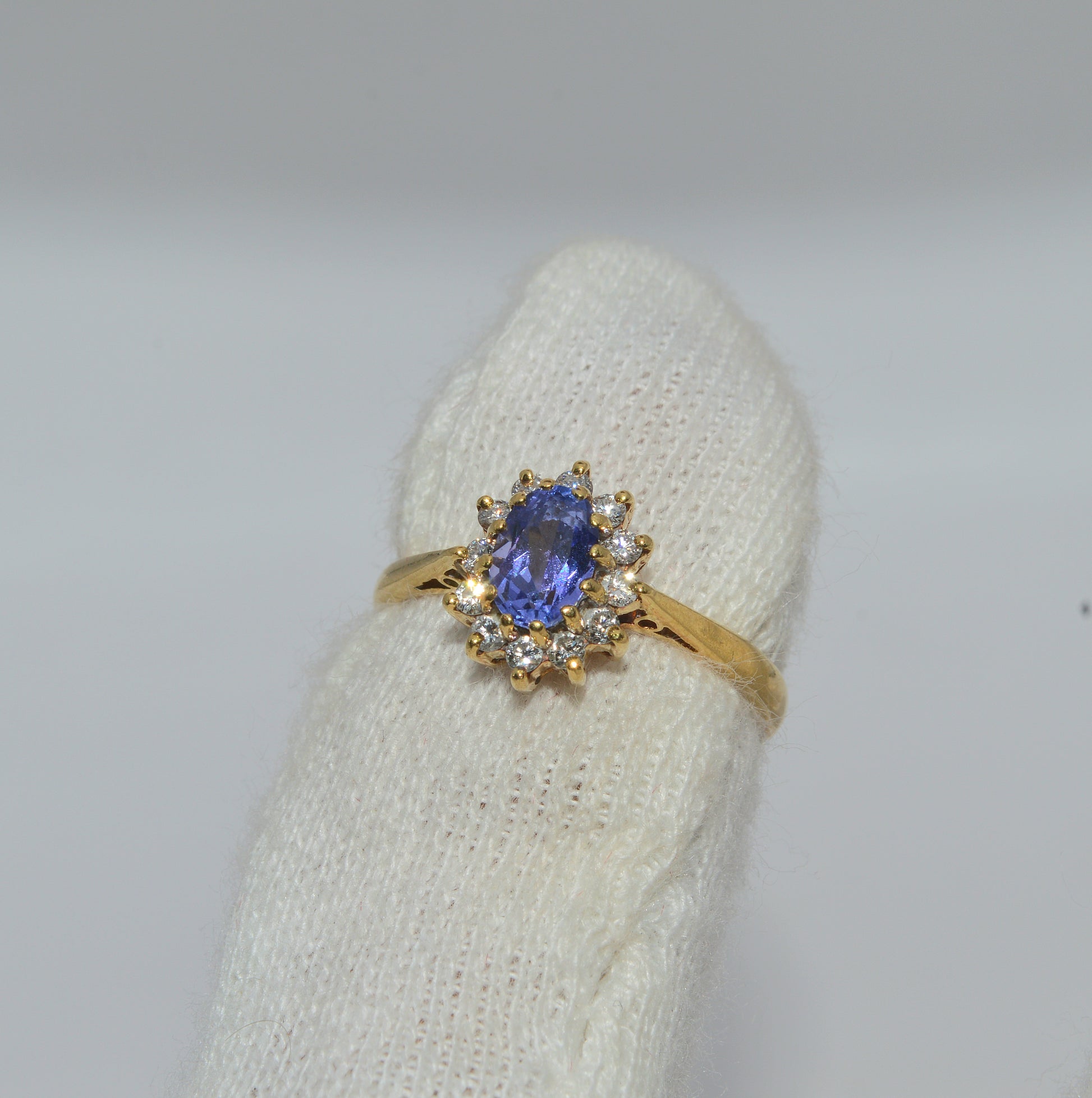 Vintage 1987 - 18ct Gold - Tanzanite & Diamond Cluster Ring finger left