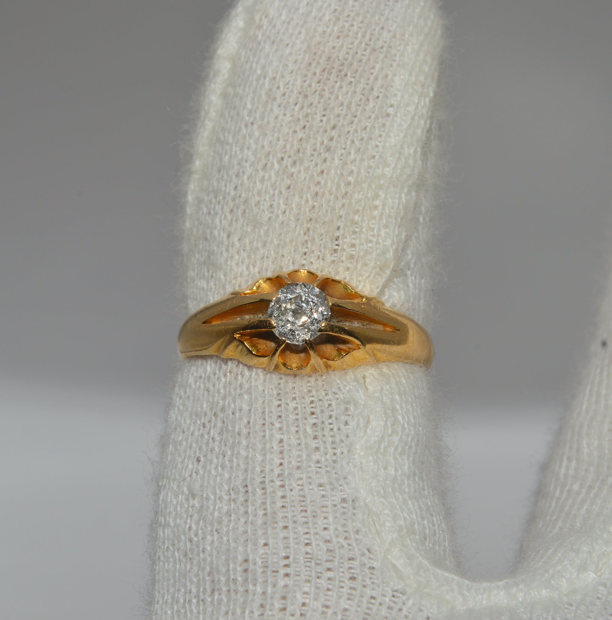 Edwardian Era - Antique 1908 - 18ct Gold Diamond Belcher Ring finger top