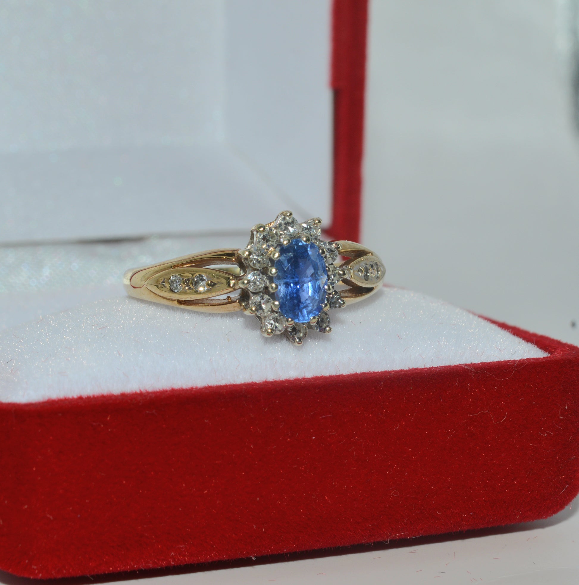 Vintage 1988 - 9ct Gold - Diamond & Sapphire Cluster Ring right