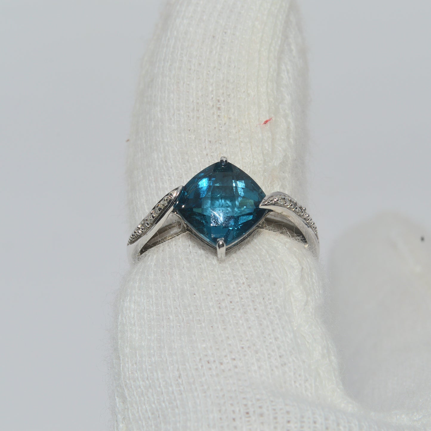 9ct White Gold - Blue Topaz & Diamond Ring fringer top down