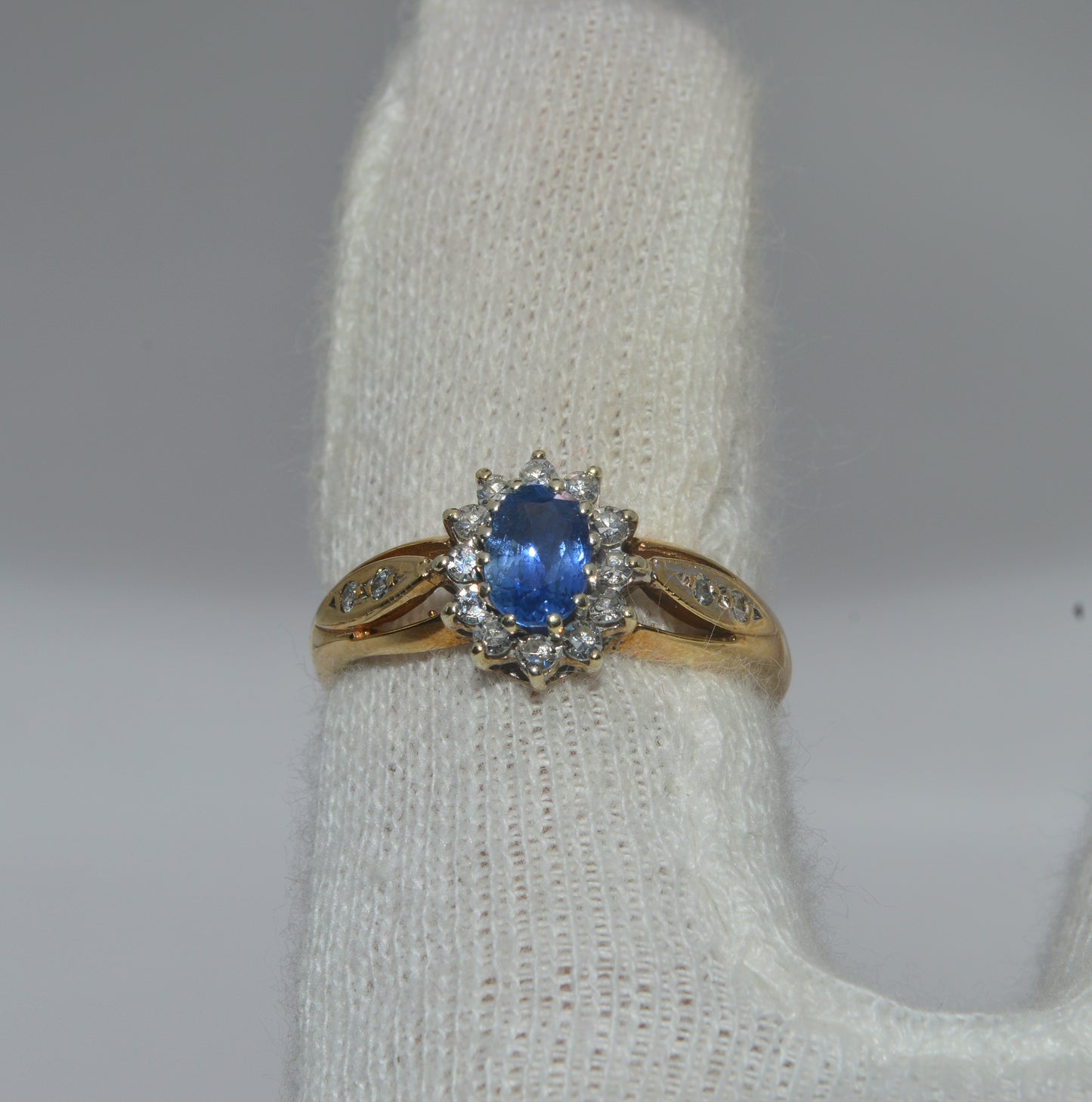 Vintage 1988 - 9ct Gold - Diamond & Sapphire Cluster Ring finger top down