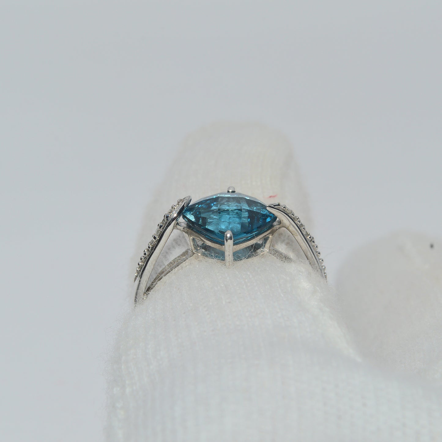 9ct White Gold - Blue Topaz & Diamond Ring finger rear