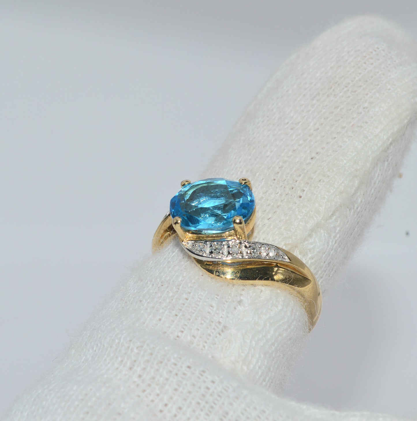 Vintage 1998 - 9ct Gold - Swiss Blue Topaz & Diamond Ring finger left