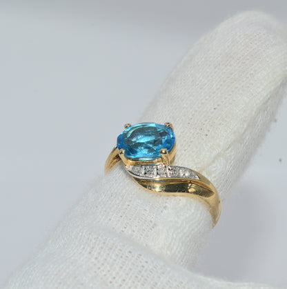 Vintage 1998 - 9ct Gold - Swiss Blue Topaz & Diamond Ring finger left