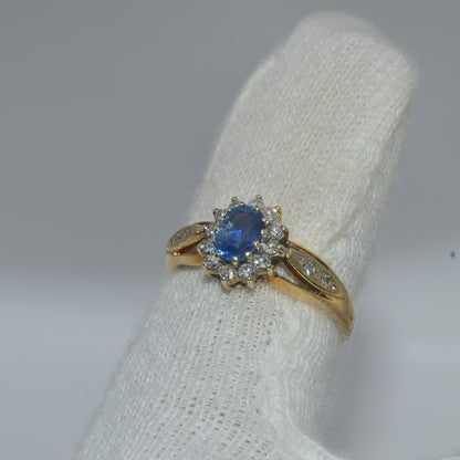 Vintage 1988 - 9ct Gold - Diamond & Sapphire Cluster Ring finger left