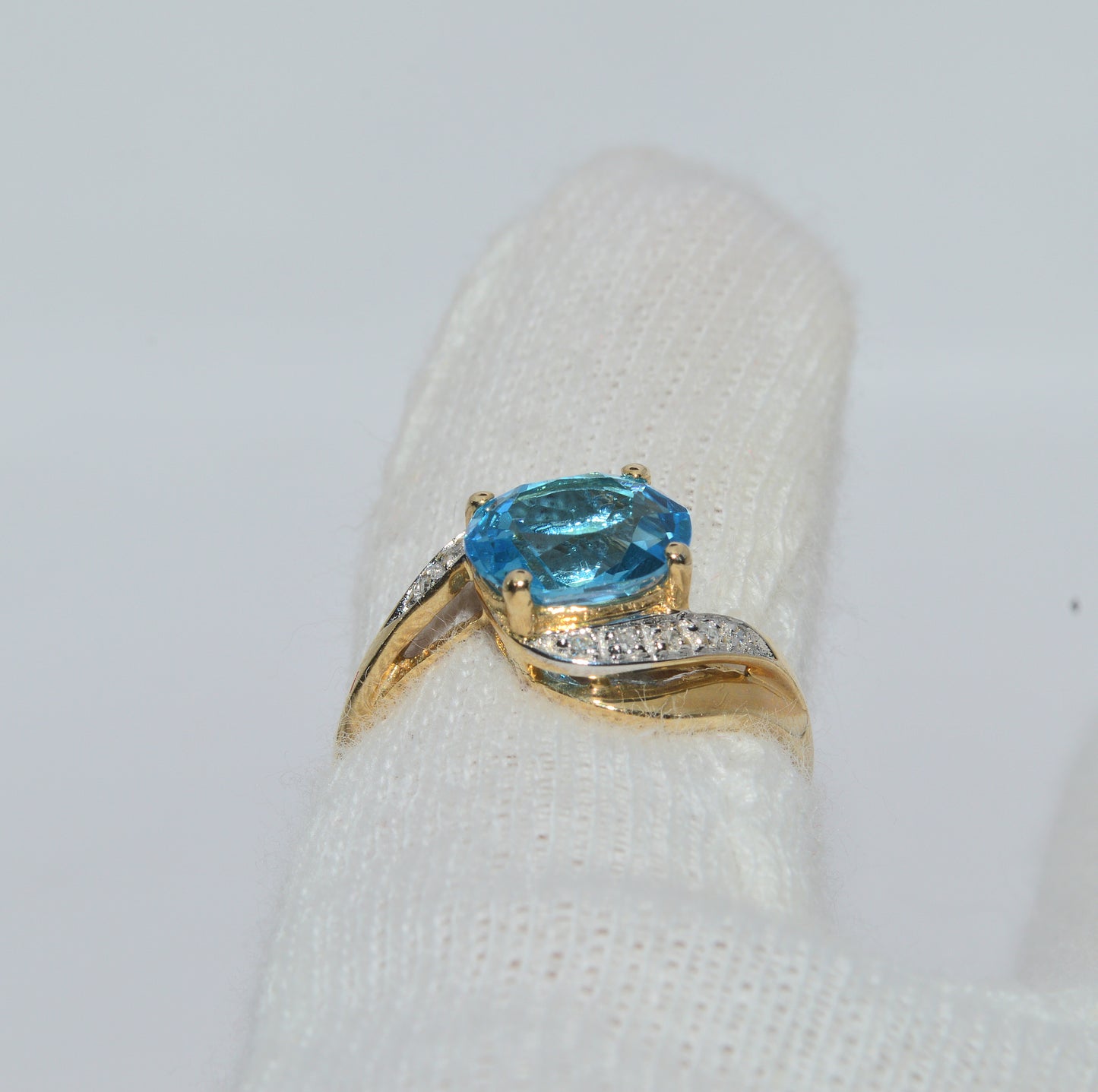 Vintage 1998 - 9ct Gold - Swiss Blue Topaz & Diamond Ring finger rear