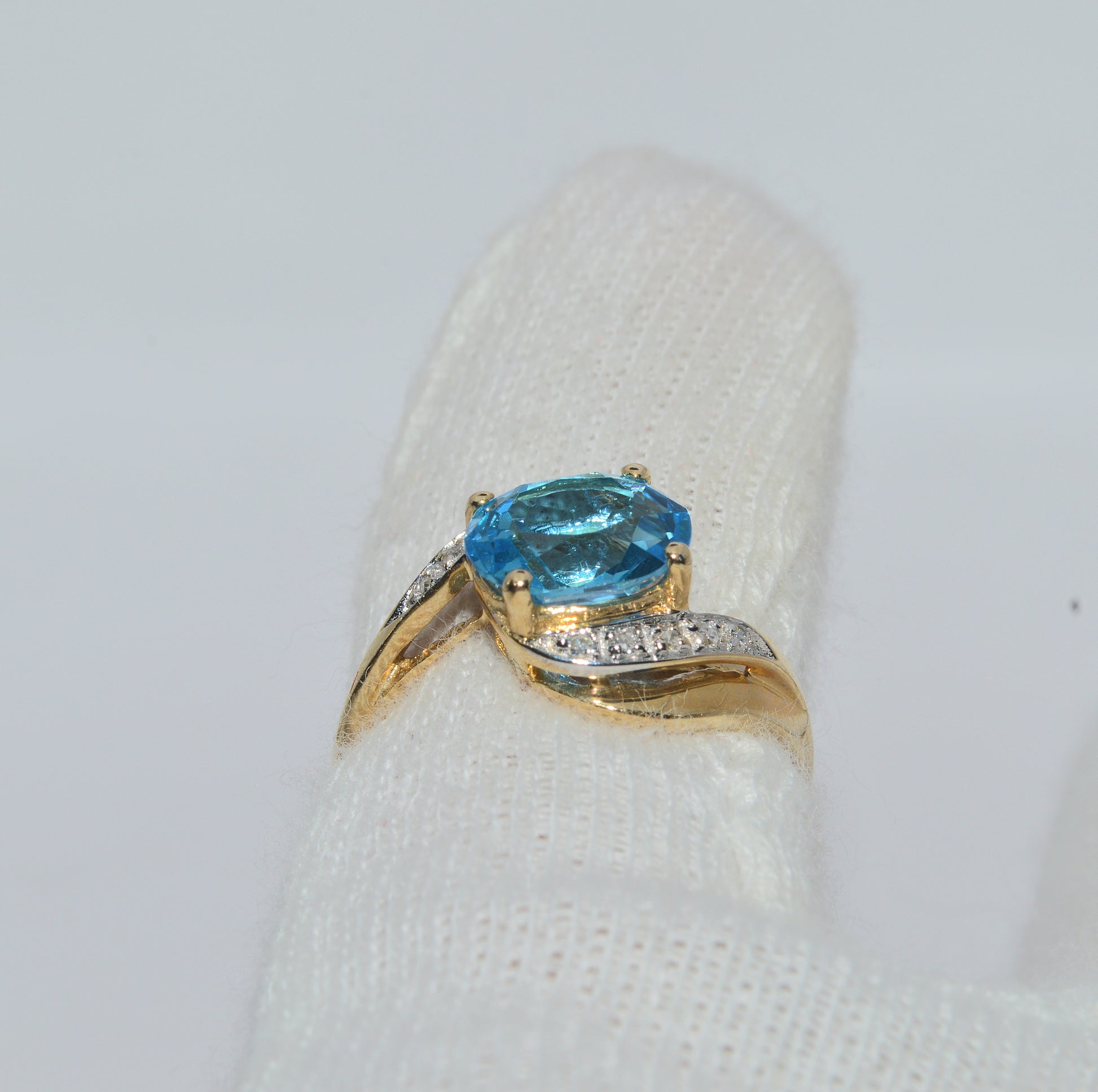 Vintage 1998 - 9ct Gold - Swiss Blue Topaz & Diamond Ring finger rear