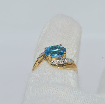 Vintage 1998 - 9ct Gold - Swiss Blue Topaz & Diamond Ring finger rear