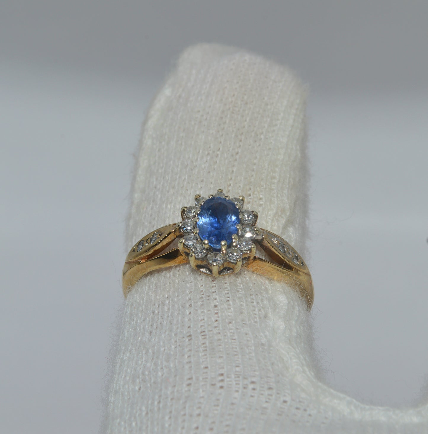 Vintage 1988 - 9ct Gold - Diamond & Sapphire Cluster Ring finger rear