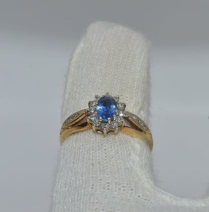 Vintage 1988 - 9ct Gold - Diamond & Sapphire Cluster Ring finger rear